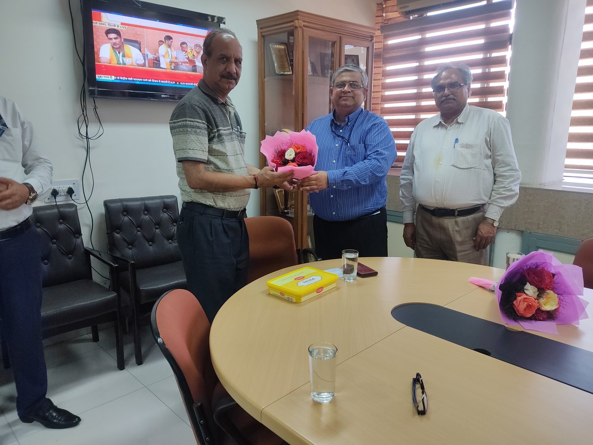 Dr. Manoj K Gupta, Director @CppriSaharanpur , Saharanpur and Dr. A K Dixit, Scientist F, @CppriSaharanpur called on Prof. Shantanu Bhattacharya Director @CSIR_CSIO to discuss the potential of conducting a training program for paper and pulp industries. @CSIR_IND @CimGOI