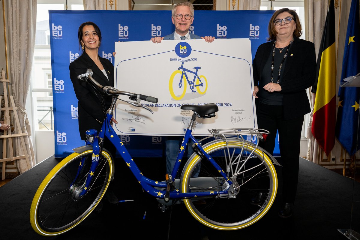 The European Cycling Declaration is officially adopted! Signed by @EU_Commission, @Europarl_EN and @EUCouncil, represented by the Belgian Presidency, the declaration aims at boosting cycling across Europe. 🚲 And for this occasion, we designed our #EU2024BE bicycle!