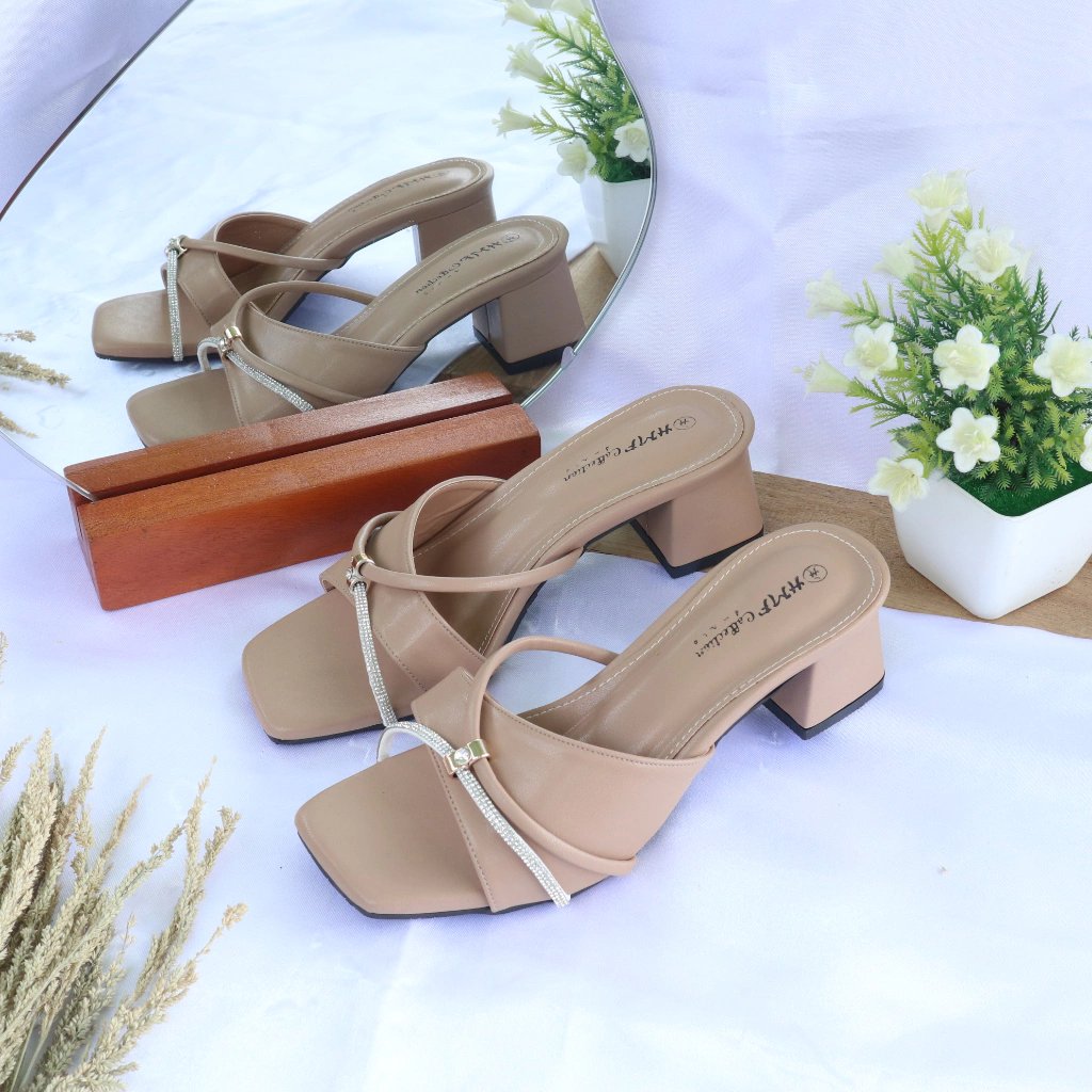 nafesa_habiba's tweet photo. Cely Sandal Hak Mules Wanita

Link Shopee : 
https://t.co/WHl0kr4aR8 https://t.co/gcIDHNYKal