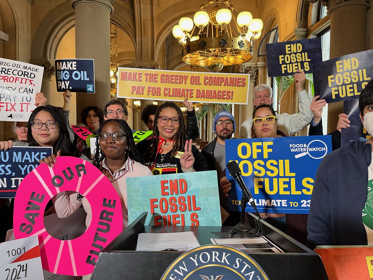 Yesterday, @foodandwater joined @NYPIRG and other allies to send a message to @GovKathyHochul: Make the oil & gas industry pay for their climate damage! Pass the #ClimateChangeSuperfund Act in the budget.