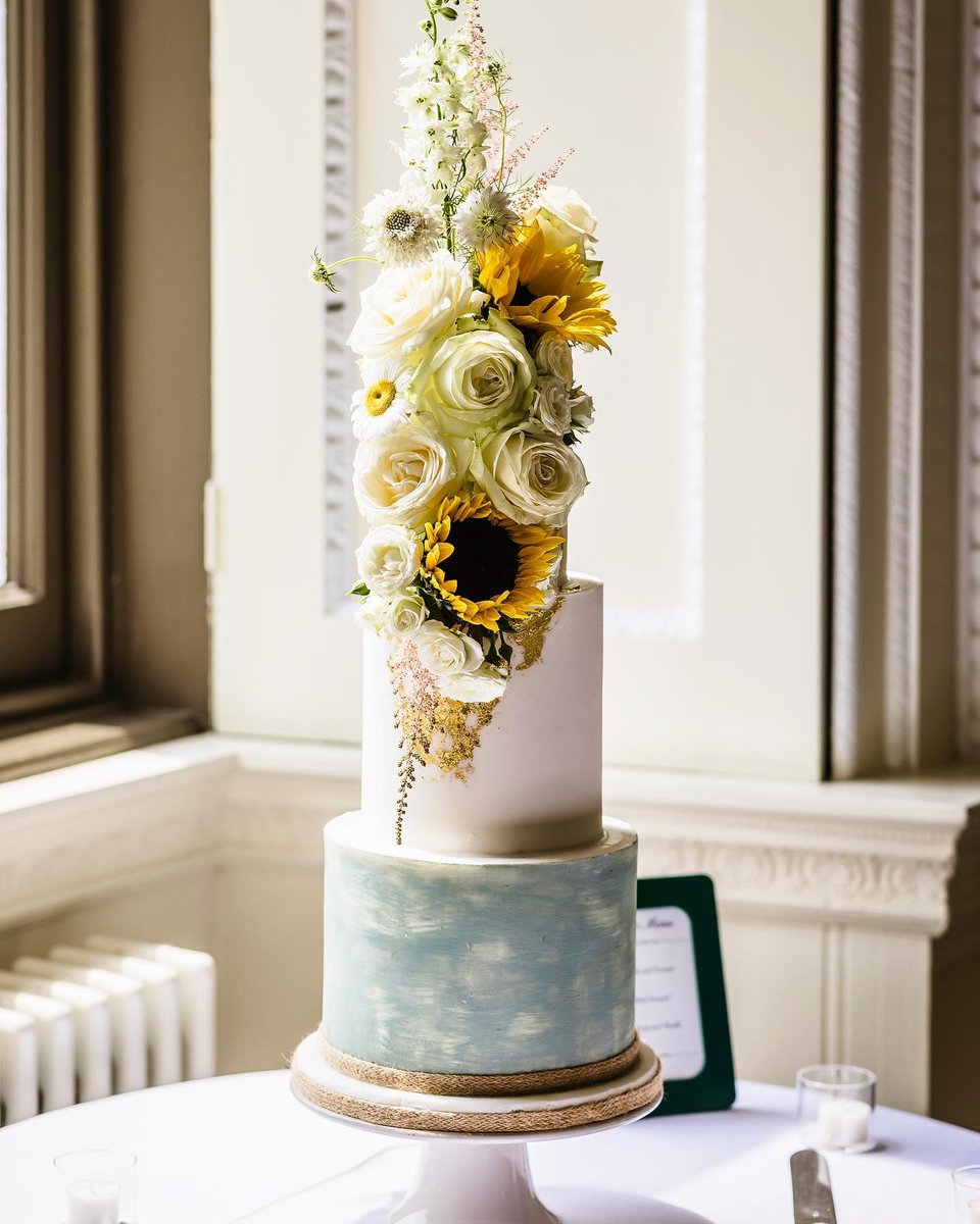The category is dream wedding cake 🤩 Nearly too pretty to take a slice 🍰 To book a tour of Crowcombe Court wedding venue in Somerset pop us a message or email us at weddings@crowcombecourt.co.uk