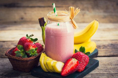 LoriShemek's tweet photo. A recent study shows that bananas have an enzyme in them called polyphenol oxidase that significantly degrades polyphenols in berries.  

So if you are adding berries and banana to a smoothie, be aware that the level of polyphenols from the berries will be extremely low - degraded from the oxidase.  

Intakes of 400-600 mg per day offer cardiometabolic, cognitive protection.  

Tea, apples, pears, berries, and chocolate or cocoa products – have been  linked to a lower risk of developing chronic diseases such as  cardiovascular disease, metabolic disorders, and cancer. 

 https://t.co/04XiCLn8A1
