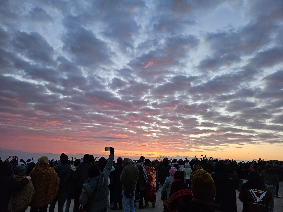 ShotbySriram's tweet photo. Sunrise at Darjeeling 🌄
Clouds painted in shades of red.
#photography #Darjeeling #WestBengal #sunrise #nature #redclouds #India #Travel https://t.co/TAFyESlPFF