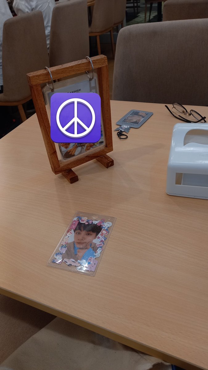 tsurunity's tweet image. Beneran dikasih kursi sendiri sendiri (gak dikasih makan)