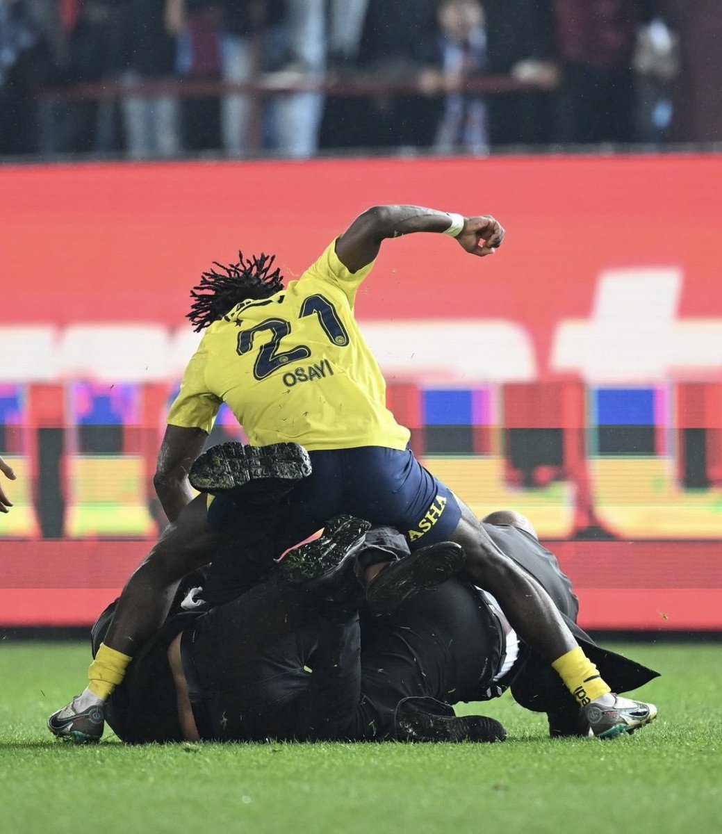 Şu hareketi dışarda yapsan hapse girersin.Ama ülkemizde bu insan dışı hareketlerin bir cezası yokmuş demek. 
Süslü lafların önemini yitirdiği bir noktadayız. Bu federasyon artık futbolun ötesinde ülke huzuruna tehlike arz edecek kararlar almaktadır. Acilen istifa etmelidir.