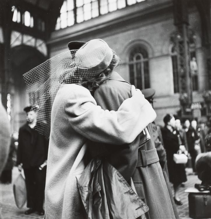 literlandweb1's tweet photo. "La forma de querer tú
es dejarme que te quiera.
El sí con que te me rindes
es el silencio. Tus besos
son ofrecerme los labios
para que los bese yo.
Jamás palabras, abrazos,
me dirán que tú existías,
que me quisiste: jamás.
Me lo dicen hojas blancas,
mapas, augurios, teléfonos;
tú, no.
Y estoy abrazado a ti
sin preguntarte, de miedo
a que no sea verdad
que tú vives y me quieres.
Y estoy abrazado a ti
sin mirar y sin tocarte.
No vaya a ser que descubra
con preguntas, con caricias,
esa soledad inmensa
de quererte sólo yo".
Pedro Salinas
📷Alfred Eisenstaedt