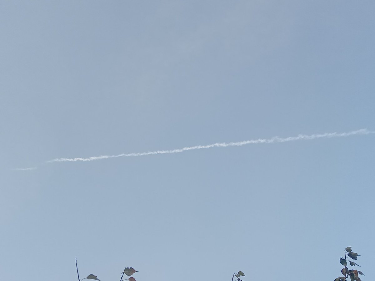 chaandbaarish's tweet photo. Just wanted to ask what's up with airforce jets ? I have been seeing them a lot from last 2 days 

I mean I have no knowledge about this and they just seem to make these patterns all over the sky 😭😭 it's kind of beautiful as I kept looking at sky for straight like 2 hrs today https://t.co/3izwUmfOFO
