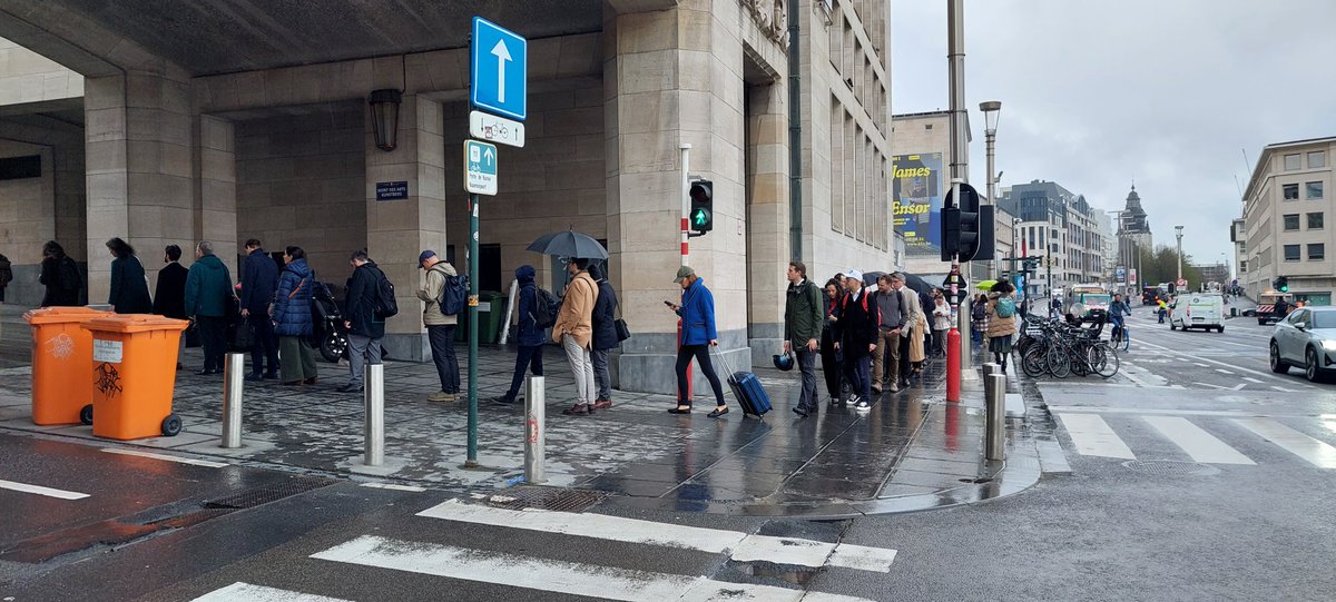 So many people queuing to hear Brussels Mobility minister <a href="/elkevdbrandt/">Elke Van den Brandt</a> at the #ConnectingEurope Days this morning 😉

Congrats @EU2024BE and <a href="/EU_Commission/">European Commission</a> on an excellent programme!
