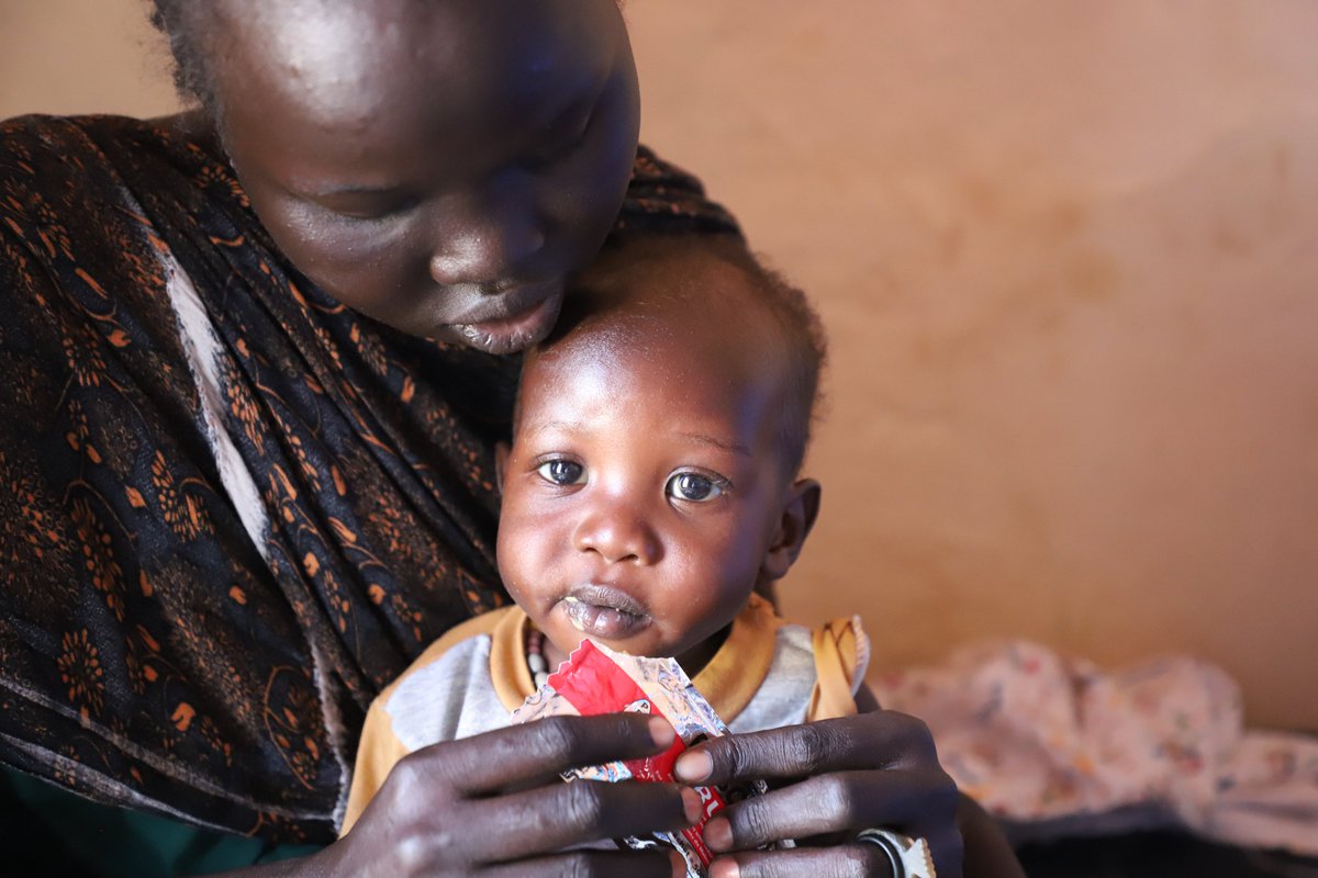 This baby is eating ready-to-use therapeutic food that can help her recover & grow up strong. Thanks to @USAIDSouthSudan @FCDOGovUK the EU & @UNCERF, @UNICEF continues to provide nutrition services for children & families who fled the 🇸🇩 crisis into #SouthSudan. @ECHO_CESAfrica