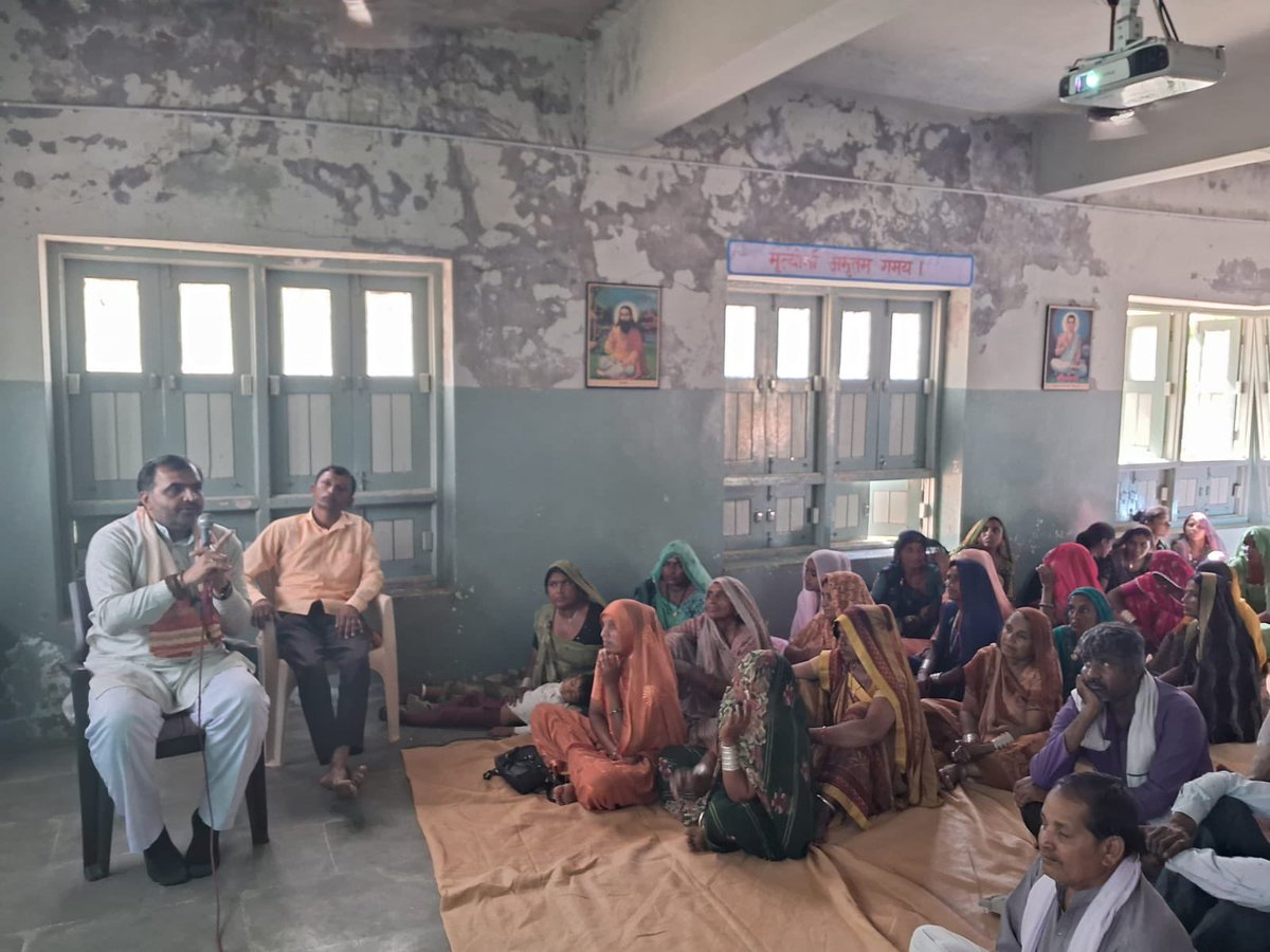 SJMGujarat's tweet photo. सीमा जागरण मंच - गुजरात द्वारा 'विस्थापित हिंदू सहायता केंद्र' प्रदेश संयोजक श्री @AhirJivanbhai की उपस्थिति में प्रारंभ हुआ। इस दौरान राष्ट्रीय स्वयंसेवक संघ, सीमा जागरण मंच के कार्यकर्ता, पाकिस्तान से विस्थापित होकर भारत आये परिवारजन उपस्थित रहे।

@MurlidharBhinda https://t.co/8oSNNYrvfE