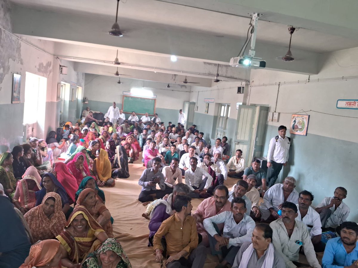 SJMGujarat's tweet photo. सीमा जागरण मंच - गुजरात द्वारा 'विस्थापित हिंदू सहायता केंद्र' प्रदेश संयोजक श्री @AhirJivanbhai की उपस्थिति में प्रारंभ हुआ। इस दौरान राष्ट्रीय स्वयंसेवक संघ, सीमा जागरण मंच के कार्यकर्ता, पाकिस्तान से विस्थापित होकर भारत आये परिवारजन उपस्थित रहे।

@MurlidharBhinda https://t.co/8oSNNYrvfE