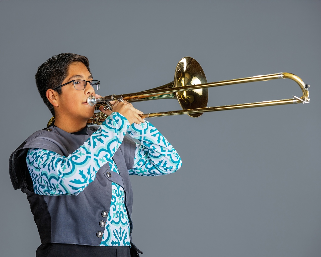 📸🎶 Meet Rex, the talented trombone player from Aledo High School! 🎺. 🎼#TrombonePlayer #MusicianLife #SpiritAndPassion #PhotographyByMemorableMoments 📷
#MarchingBandVibes #AledoBearcats #AledoPhotographer #AledoHS #CanonUsa #FWCamera #Band #BandPride