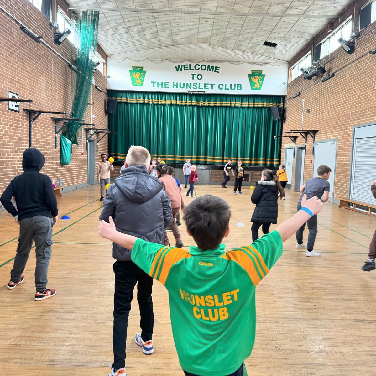 💚Our April Easter Holidays Activity Camp is in full swing and the kids are loving it! 💚 Is your child aged 6-12? Do you want to keep them active and engaged in the school holidays? You can still purchase tickets by following the link below👇 hunsletclub.org.uk/event/easter-h…