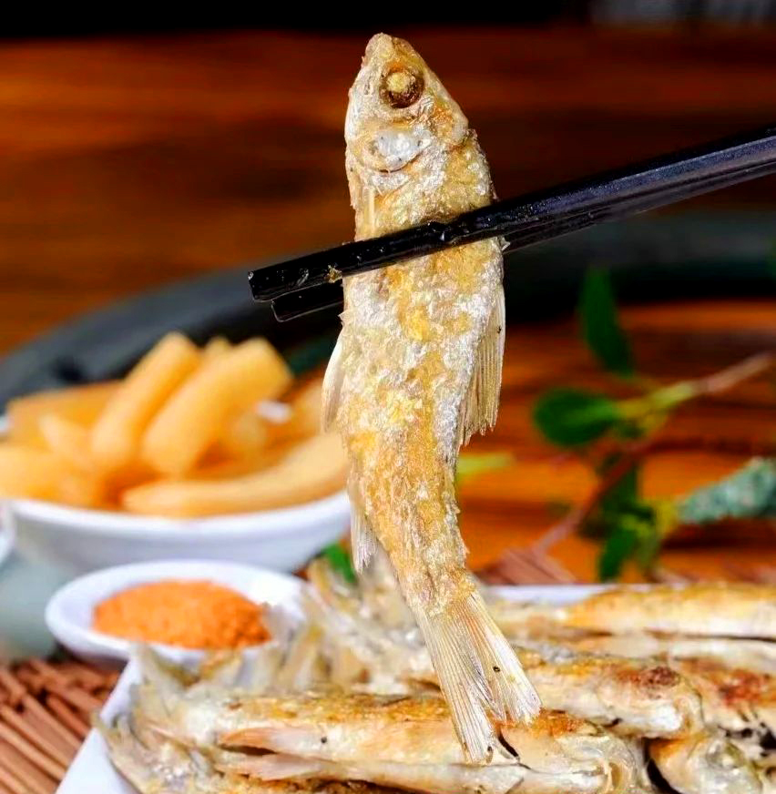'Yatang fish' (lit. 'duck pond fish') is a unique delicacy of Beiliu City well-known for crunchy bones and tender flesh. Purportedly, only the duck ponds in Liangshuijing Village of Beiliu City's Beiliu Town can produce this kind of fish, hence its name.😍😍😍🥢🥢🥢