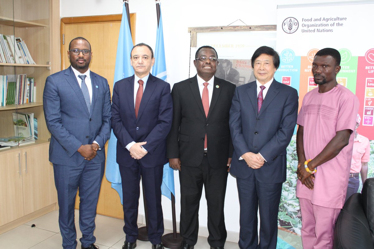 FAOGhana's tweet photo. 🌾 Dr Jingyuan Xia, FAW Secretariat Executive Secretary and FAO Special Advisor hold crucial talks on sustainable Fall Armyworm management in Africa, focusing on Ghana and Kenya as demonstration countries, with ADG @AbebeHGabriel. #FAO #China #FAWManagement 🌱🌍 https://t.co/CDjbqRYfm0