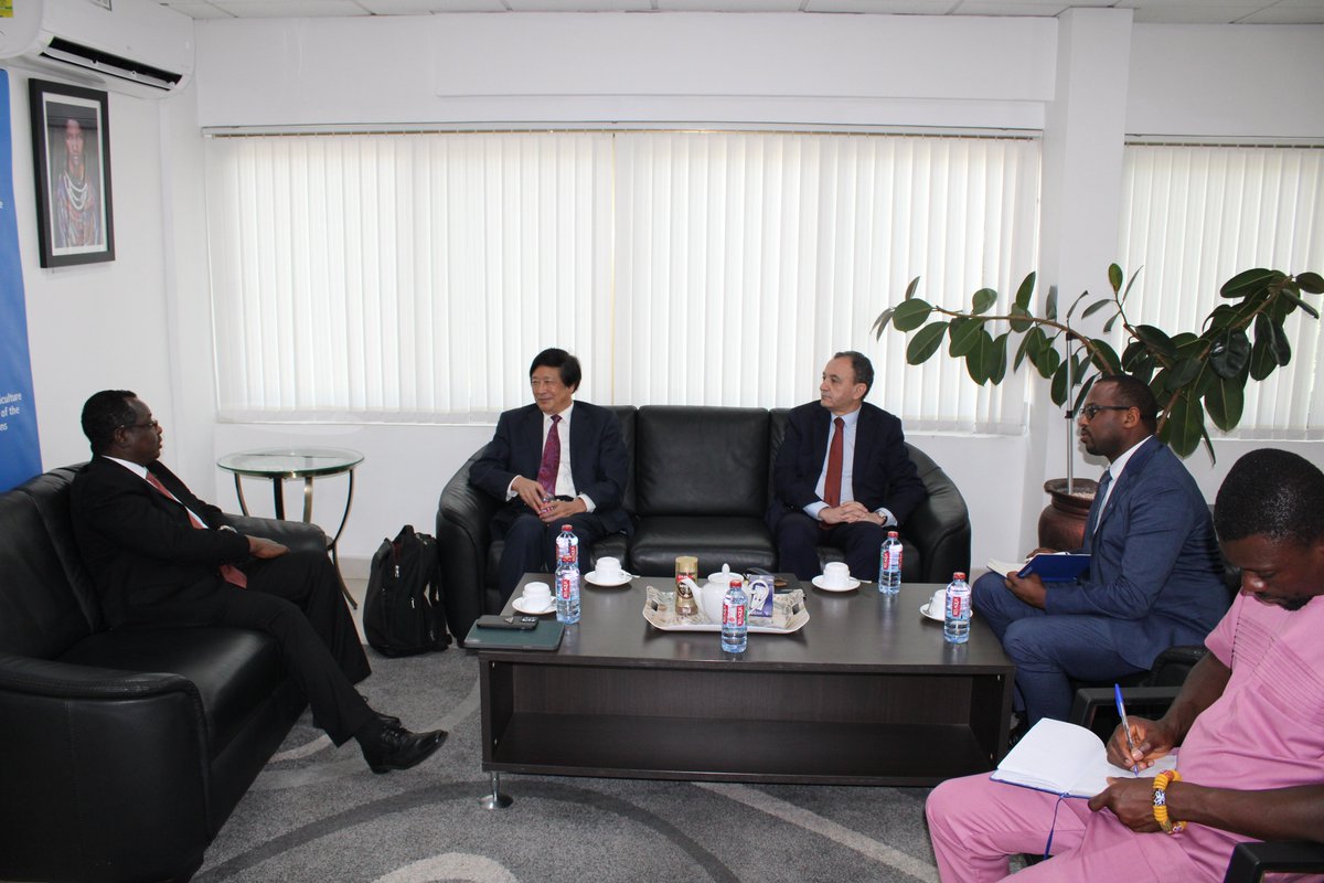 FAOGhana's tweet photo. 🌾 Dr Jingyuan Xia, FAW Secretariat Executive Secretary and FAO Special Advisor hold crucial talks on sustainable Fall Armyworm management in Africa, focusing on Ghana and Kenya as demonstration countries, with ADG @AbebeHGabriel. #FAO #China #FAWManagement 🌱🌍 https://t.co/CDjbqRYfm0