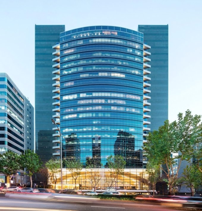 JUST IN: Blackstone just sold an office building in Seoul, South Korea for $586M or a massive ~$860 per SF They reportedly sold at a 30%+ premium to their 2016 acquisition price Seoul's office vacancy is ~2% (lowest in the world) while some cities in the US like SF and…