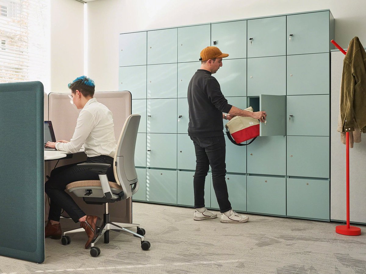 maieroffice's tweet photo. Troba la teva taquilla per guardar el casc de la 🏍️, el 👜 o la 💼

Posa ordre a l’oficina i #treballa #millor en un entorn #ordenat

🔐 Un lloc segur on guardar les coses
✔️ Amb infinitat de colors i dimensions 
🤝 Espais col·laboratius amb taquilles baixes per compartir https://t.co/8Oyp4WdJvm