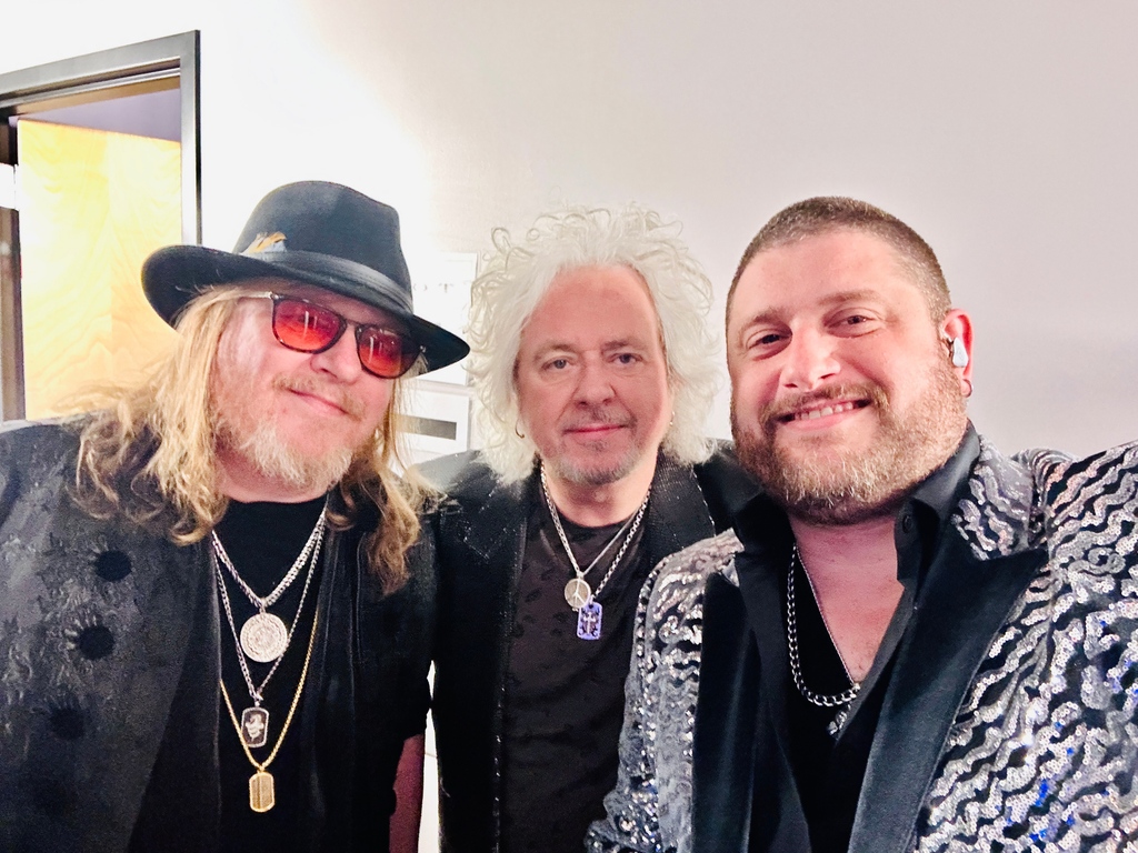 Joe, Luke, and Maggs backstage at Revel in Albuquerque, NM! @joeswill9119 @stevelukatherofficial @stevemaggioraofficial #dogzofoz #dogzofoztour #dogzofoztour2024 #totolive #toto #tototour #bts #backstage