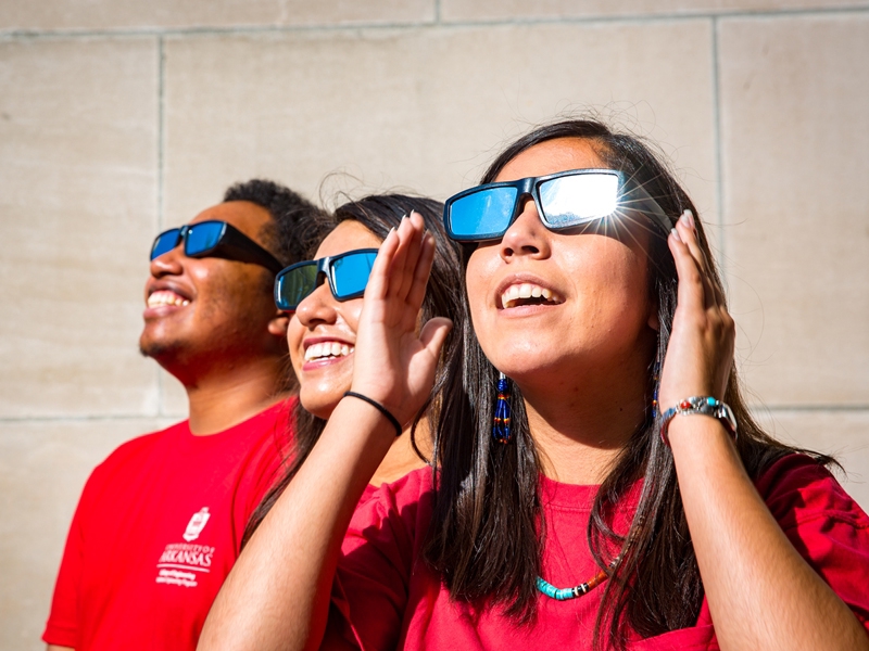 On Monday, partial eclipse of sun visible on U of A campus; total #eclipse for much of state; 1.5 million people projected to travel for it; from 12:32-3:09 p.m. from campus; max coverage 1:51 p.m. Safety tips, map: t.ly/8-W3i #AgFoodLife
