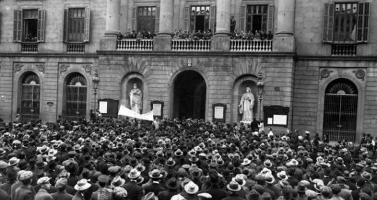 Tal día como hoy en 1919 se implantaba la jornada laboral de 8 horas en España gracias a la huelga de La Canadiense con la CNT. 44 días de protestas cortando luz y dejando sin transporte Barcelona. El gobierno español declaró Estado de Guerra y la prensa los llamaba terroristas.