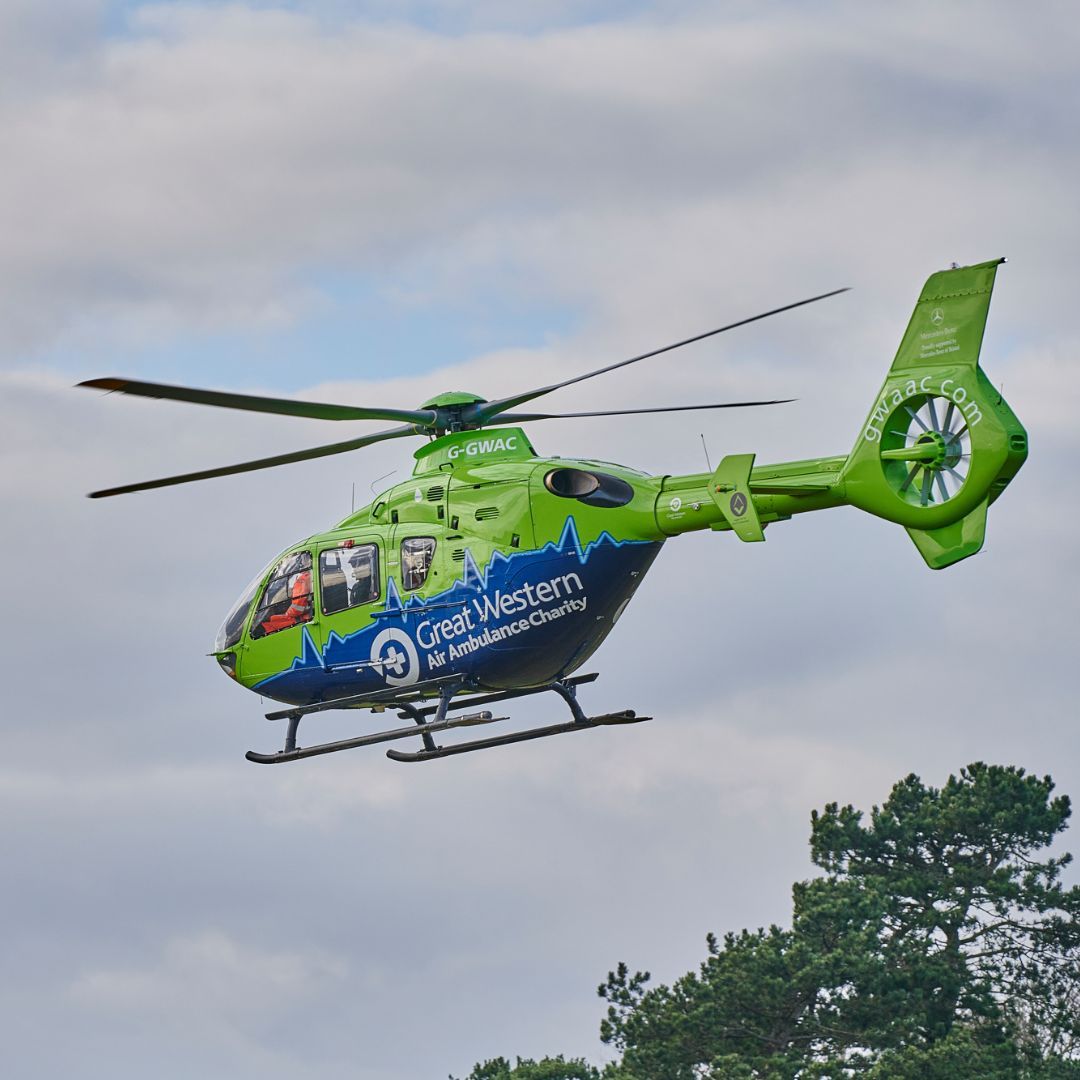 From the moment a 999 call comes in to an air ambulance taking flight, it takes just 4-5 minutes on average! Let's take a moment to appreciate the incredible efficiency and dedication of the UK's Air Ambulance charities! 🙌 🚁