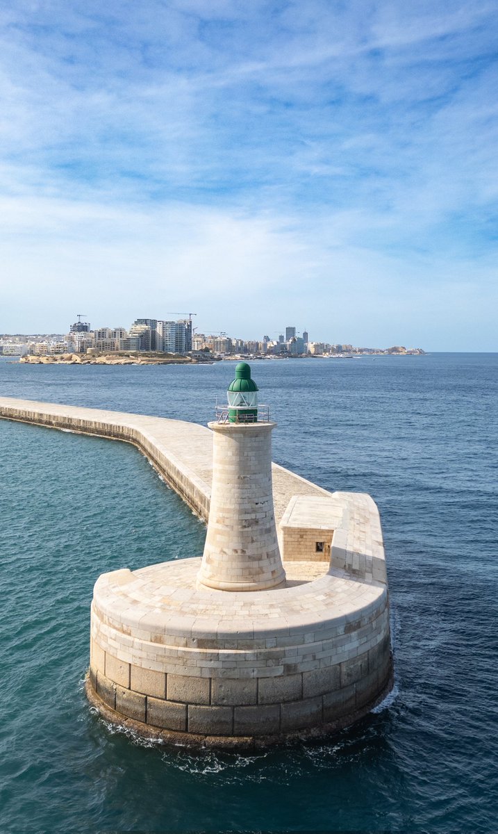 St.Elmo Lighthouse (Grand Harbour West Breakwater), Valletta, Malta. postcardsfromamancunian.blogspot.com/2024/03/life-d… #travelblogger #photography #travelbloggers #travelphotography #Valletta #visitMalta #Wanderlust #Malta #lighthouse #lighthouses