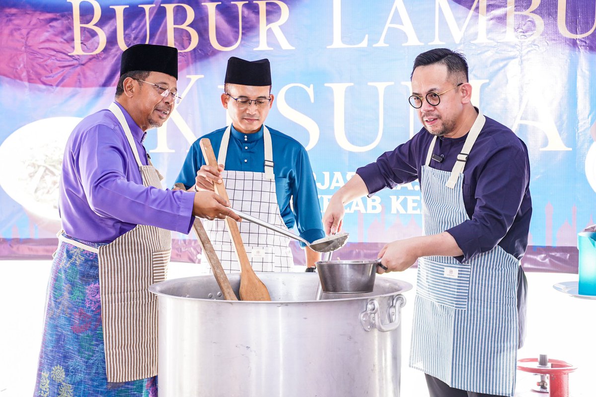 DSARMOfficial's tweet photo. Agihan bubur lambuk di sekitar perkarangan pejabat kepada warga KESUMA hari ini bersama Menteri KESUMA YB Steven Sim dan Ketua Setiausaha KESUMA YBhg. Dato’ Sri Khairul Dzaimee.
#abdulrahmanmohamad
#rahmanmohamad
#ybaman
#DSARM https://t.co/tegwie0Cfn
