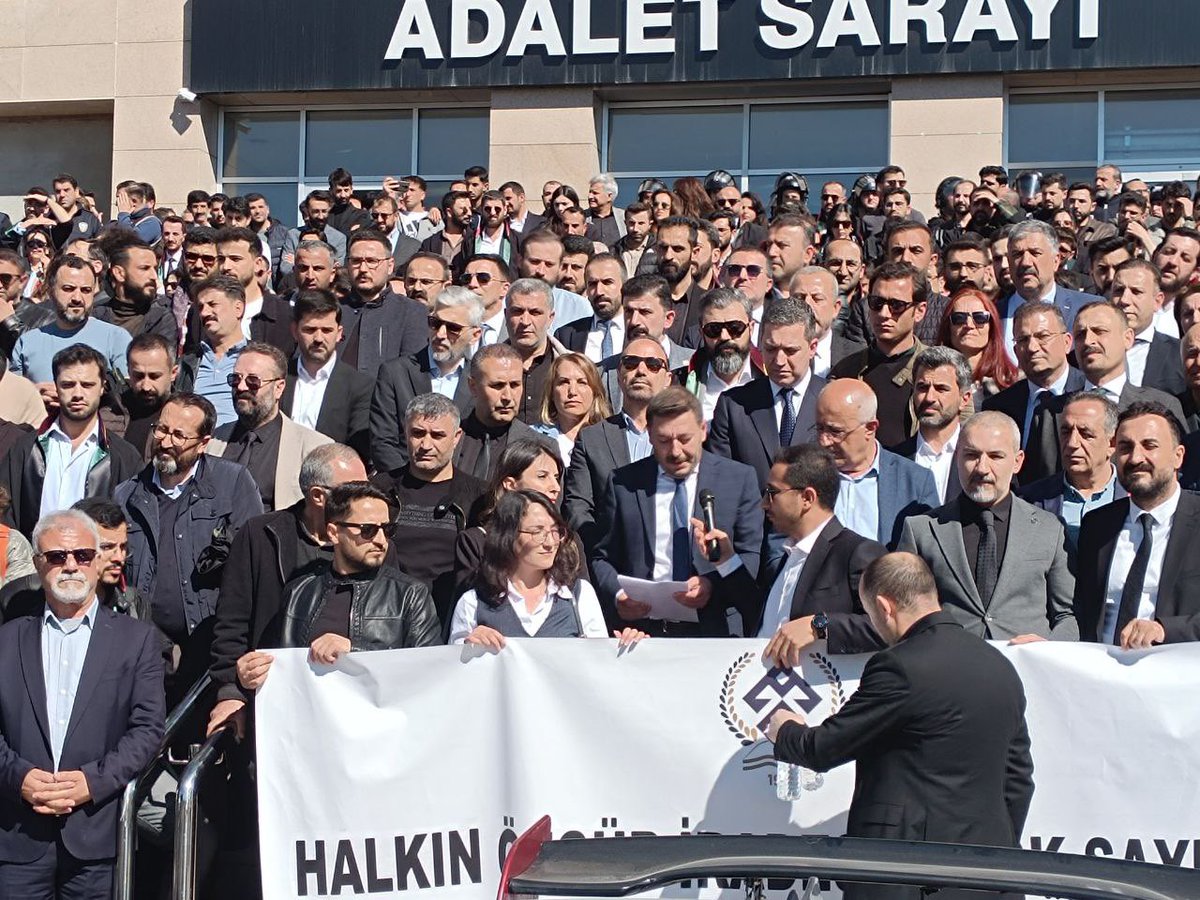 31 Mart 2024 tarihinde gerçekleşen mahalli idareler seçimi sonrasında, seçilen Van Büyükşehir Belediye Başkanı Abdullah Zeydanın seçilme yeterliliğinin bulunmadığına ilişkin, seçilme hakkını ihlal edici ve hukuksuzca alınan karara karşı bugün Van’da düzenlenen yürüyüş ve basın…