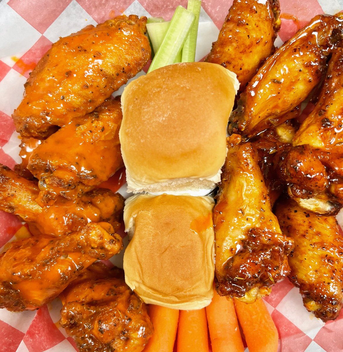 Happy Wing Wednesday! We’ll be serving lunch at @CampbellClinic (1400 S Germantown Rd, Germantown, TN 38138) 11:00-1:00 today. #WingWednesday #Choose901 #901Eats #Wings #HotWings #ChickenWings #Tacos #Nachos #EatLocal #Catering