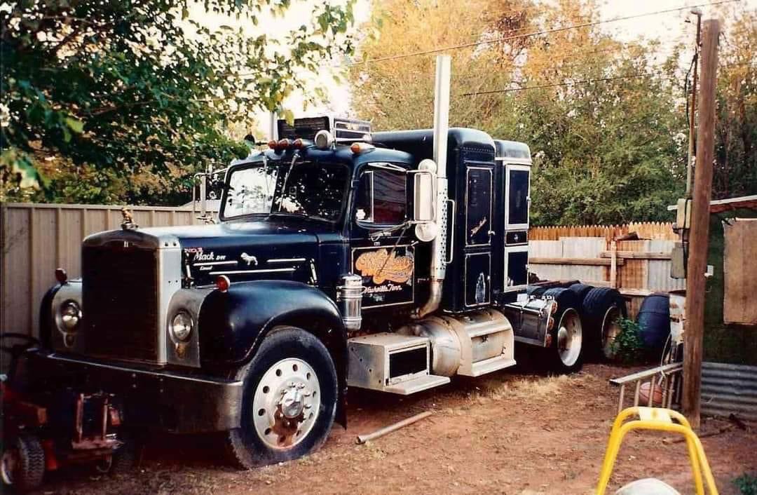 Waylon! 

#thedirtyoldtrucker #oldtrucks #oldschooltrucks #macktrucks #Mack #mackbmodel #waylonjennings #waylon #waylonandwillie