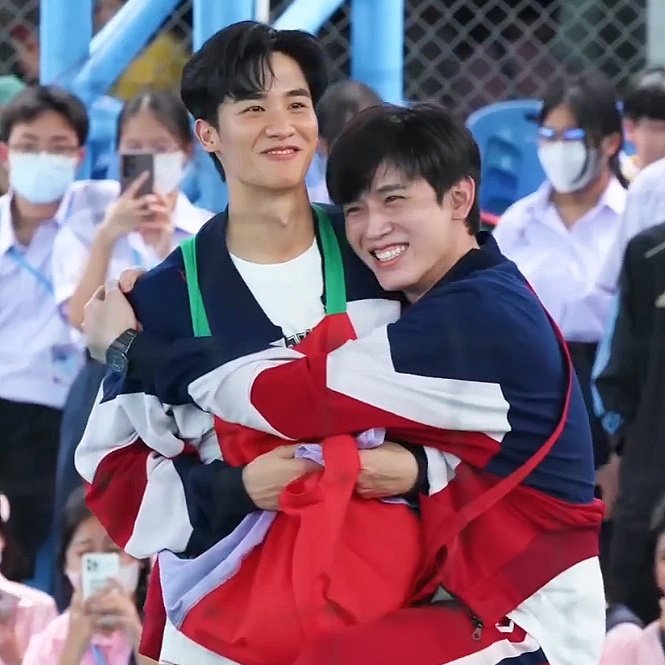 Bboom_m24's tweet photo. @PowerofNewwiee นิววี่น่ารักมากกก น่ารักเเบบตะโกน เป็นคนที่ใช้คำว่าน่ารักได้เปลืองมาก ชอบรูปที่นิววี่ดีใจเเล้วเข้าไปกอดพี่เตที่สุด
ไม่รู้จะเลือกรูปไหนเลยน่ารักทุกรูป ขอเเปะคล��ปความน่ารักนิดนุง🩷🩷
#Newwiee https://t.co/YrtlPyRwbP