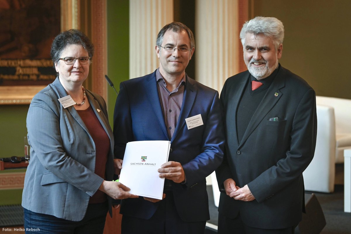 UniHalle's tweet photo. MLU gründet neues Forschungs- und Innovationszentrum für @‌sachsenanhalt: Dafür hat Wissenschaftsminister Prof. Dr. @‌WillingmannA heute Rektorin Prof. Dr. Claudia Becker &amp; Prof. Dr. Jonathan Everts einen Förderbescheid über 21,5 Millionen Euro überreicht. https://t.co/n1tGTLmGsW https://t.co/hjfPZ2f95h