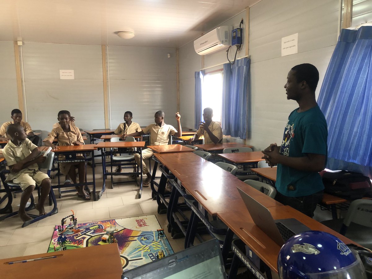 🚀 Début d'une série d'initiations aux technologies innovantes ce matin au @codeclub_benin avec un atelier pratique en conception d'IA, machine learning et réalité augmentée avec #scratch, #microbit et #mergecube. Let's inspire the next generation!🦾 @microbit_edu @ImpalaBridge