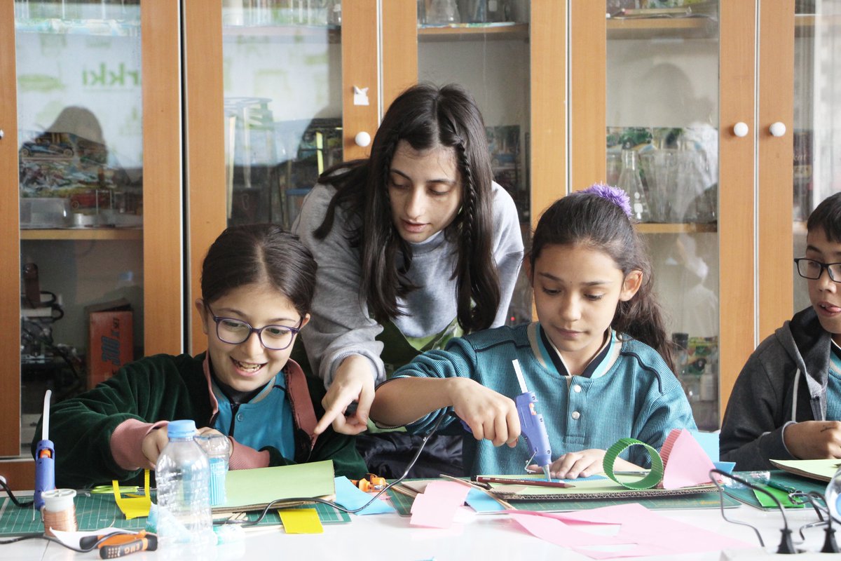 TurkiyeArkki's tweet photo. “AHİKA Geleceğin Şehirlerine Çocukların Gözünden Bakıyor: Yaşanabilir Yarınlar İçin Tasarım Atölyeleri” 18-22 Mart tarihleri arasında 5 ilden 8-12 yaş aralığındaki toplam 152 çocukla gerçekleşti. 🎉
@ttasarimvakfi @ahilerkalkinma @TCSanayi https://t.co/h9TCo5VyfE