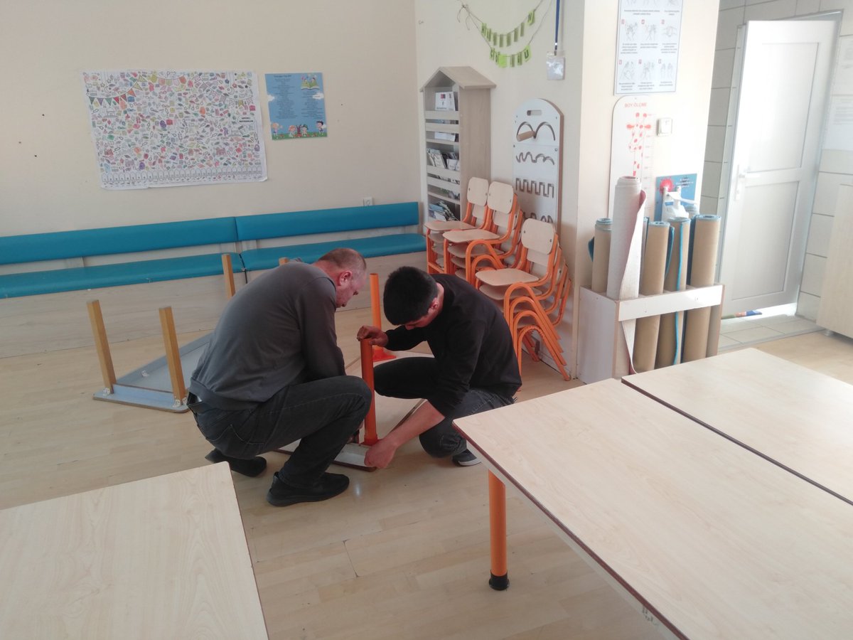 EgitimKale's tweet photo. "Ben Her Yerde Varım" projesi kapsamında @NuriAnaokulu nda Mobilya ve İç Mekan Tasarımı alanı öğretmen ve öğrencileri ile masaların bakım onarımını yaptık.
@KaleKitapOkuyor @kalemem20 @denizlimem https://t.co/0s5DjxSNTl