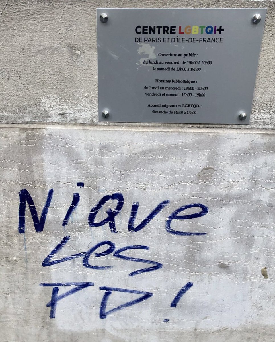 Total soutien au @CentreLGBTParis devant cet acte de vandalisme. Ce tag homophobe est abject. L'action de ses militants et de ses associations membres est fondamentale dans la lutte contre les #LGBTphobies à Paris et en Ile-de-France.