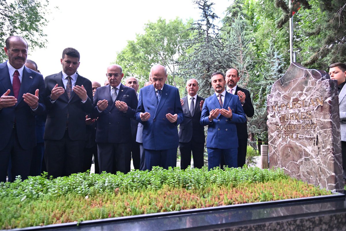 Liderimiz Sayın Devlet Bahçeli: Türk siyaset ve demokrasi hayatına derin izler bırakan müstesna isimlerin maşeri vicdanda muhkem bir mevkii olmakla birlikte takdir, tazim ve şükranla hatırlanması milletimize özgü alicenap ve vefakâr bir özelliktir. Vatan ve millet sevgisiyle…