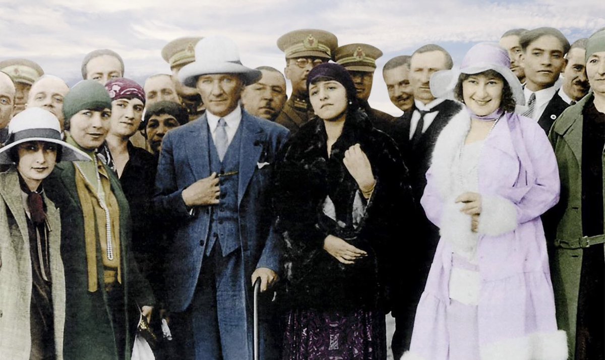 Kadınların yerel yönetimlerde seçme ve seçilme hakkı kazanmasının 94. yıl dönümü kutlu olsun.

Türkiye Cumhuriyeti’nin İlk Kadın Belediye Başkanları:
-Sadiye Hanım (Artvin,Yusufeli-1930)
-Müfide İlhan (Mersin-1950)
-Zekiye Midyat (Mardin,Midyat-1957)

#3Nisan