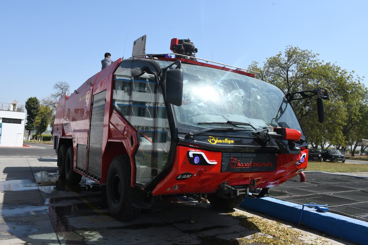 The #IAF recently took the delivery of the 1st of its kind Indigenously designed and developed Crash Fire Tender (CFT) in a deal worth ₹ 291 Cr. 🇮🇳🔥 #IndianAirForce #CFT #Noida #JaiHind #DN