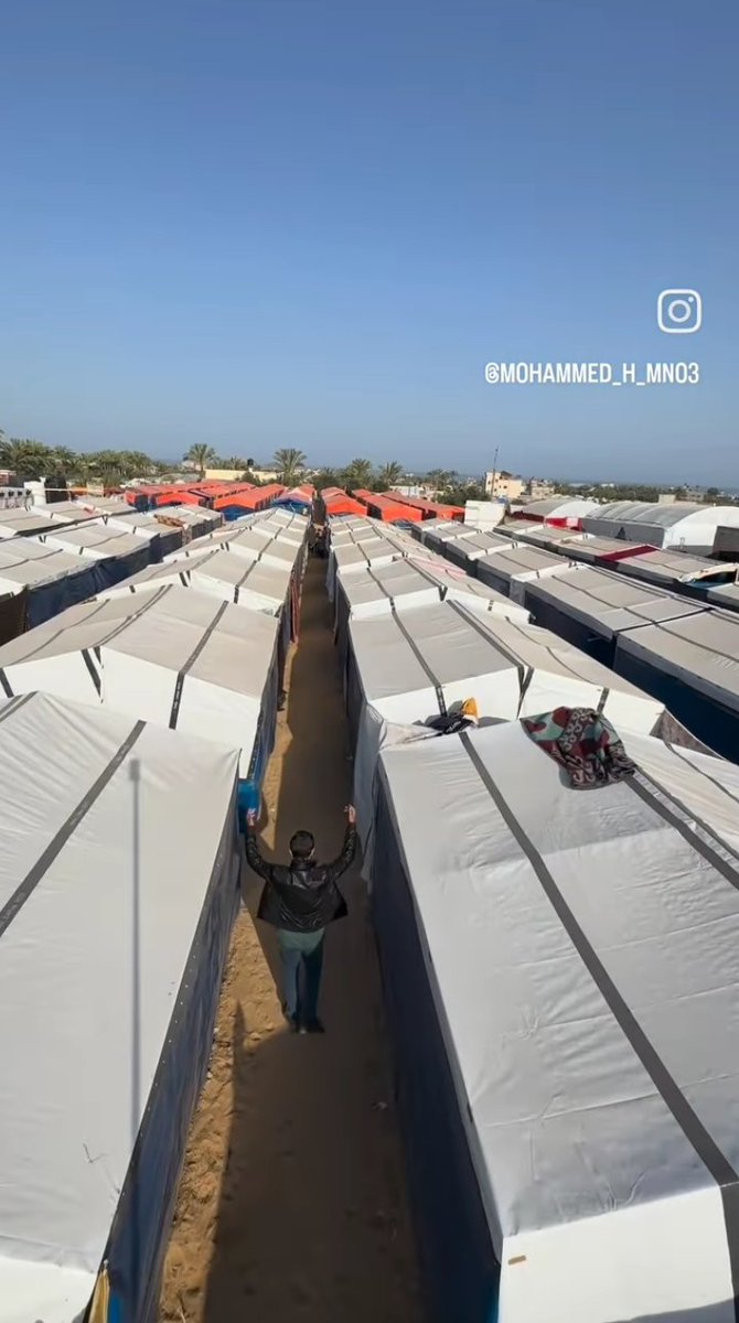 Tüylerim diken diken oldu..
Türkiye'den bir Müslüman,
Evini satıp Gazze için 150 çadır satın almış,
Kendisi kiraya çıkmış.

İsmini vermek istemeyince Gazzeliler ona Ebû Dahdâh demişler..
Ebu Dahdâh,
Rasulallah'a 600 hurma ağaçlı bahçesini infak eden sahabi..