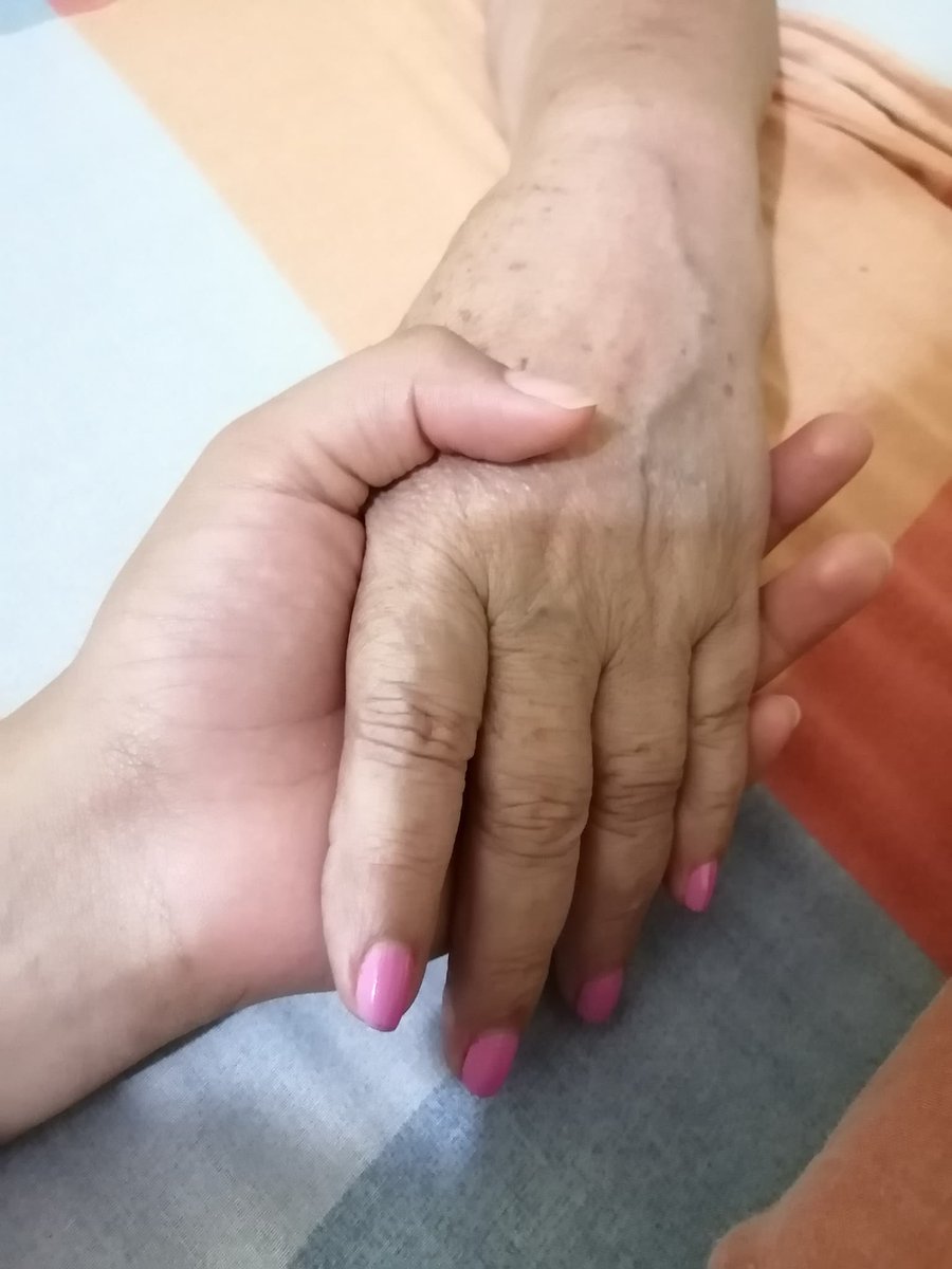Melmunioz's tweet photo. Mañana se cumple un mes de que falleció mi abuelita y sin duda han sido los días más dlv de toda mi vida.

Nunca me había sentido tan triste, tengo mil más ansiedad, he llorado todos los días en todos lados, no tengo apetito, me siento enojada... y no está mi abue para abrazarme. https://t.co/rSCl5wOBQy