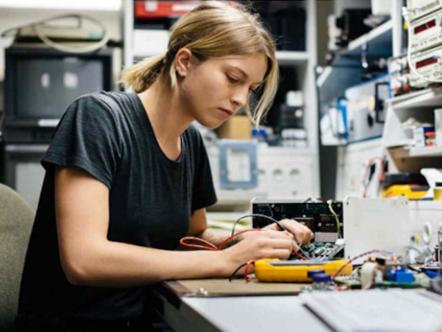 ¿Conoces la #beca @Hispasat Mujer Ingeniera? ✅ Financia los estudios de postgrado en el ámbito aeroespacial a una alumna de Ingeniería Aeronáutica o de Telecomunicaciones, una ayuda económica de 5.000 euros. 🗓️ Plazo de solicitud hasta el 20 de mayo 🔗 hispasat.com/es/sala-de-pre…