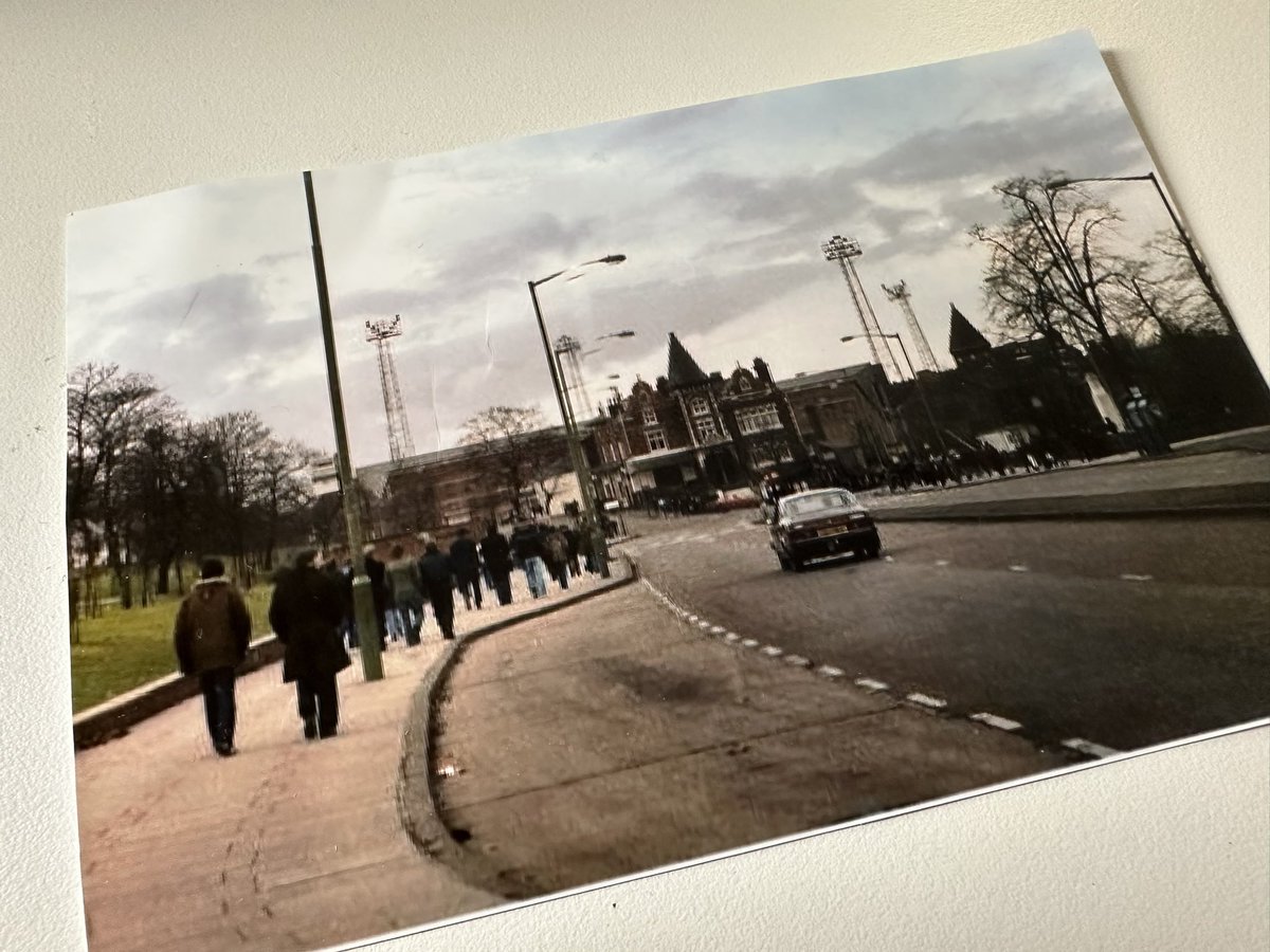 Set this up to try find old gems from the terraces. Never considered it would lead to me sharing pints with other Villa fans who are interested in football photography and fan culture. Definitely didn’t think I’d be gifted actual photos! Thanks to Nick for this beauty AV💡