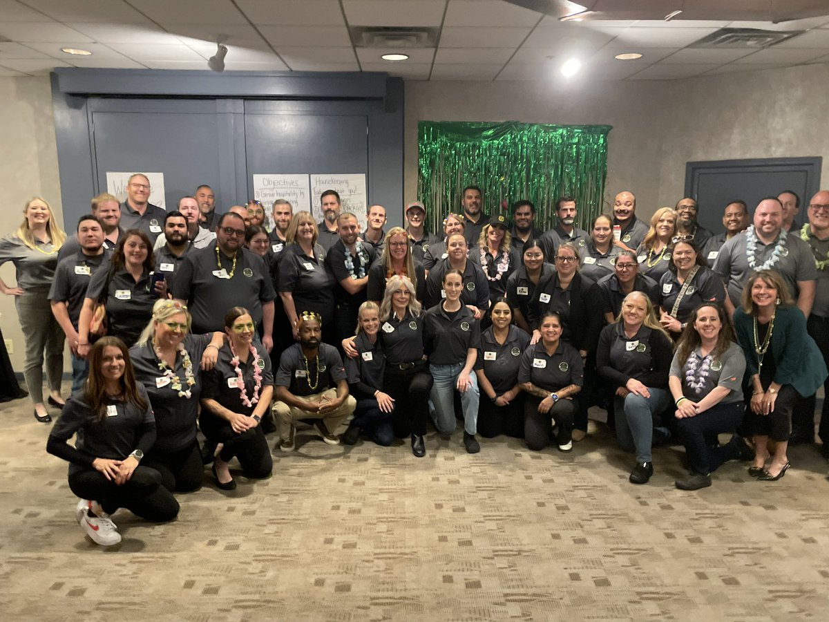 Phoenix Townhall day 1 was a hit! So many great Leaders representing the #MountainRegion as they #ChilisGrow their careers! 🌶️💚⛰️🌻@hasquet @train3rgirl @alichasse1 @NickKretsedemas @kris_l_klein @DeidreT1871