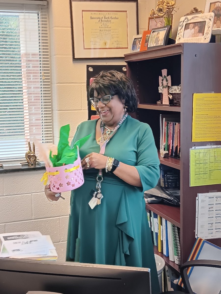 DrPFord's tweet photo. Happy Assistant Principal’s Week Mrs. Bryant! Your ⁦@TLM_HP⁩ school community appreciates YOU! https://t.co/PVbC2KjetY