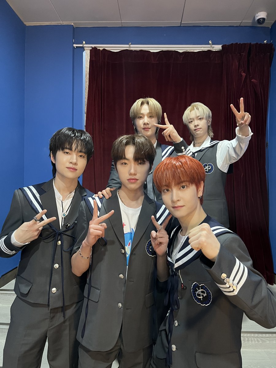 catch_theyoung's tweet photo. [#PHOTO] 
240403 #쇼케이스 📸 

캐쳐와 함께한 캐치더영의 항해 시작⛵️
캐쳐와 함께하는 앞날을 기대하며❤️ 

Voyager도 많은 관심과 사랑 부탁드립니다🫶 

#캐치더영 #CatchTheYoung
#Voyager https://t.co/PycHMT0Vm2