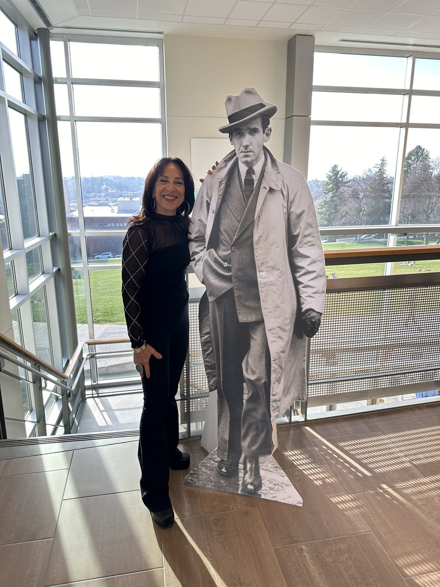 Just this one photograph of me & my hero. #EdwardRMurrow @murrowcollege today is a beautiful day in my life. I’m gonna smile all day long, just like I did yesterday. Inspired by so many young journalists who are dedicated to our profession & to being journalists of conscience 🙏🏽