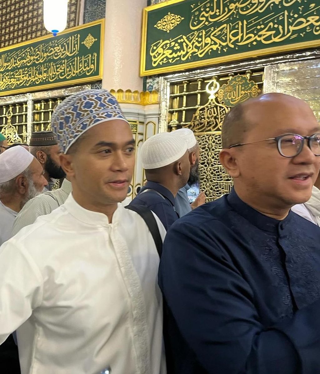 Madinah Al Munawwarah🙏🏾 Alhamdulillah dari Masjid Nabawi, Masjid Quba, Raudah dan Makam Rasul sampai berbuka puasa bersama. Selain bersama keluarga, berpapasan juga dengan rombongan Rosan Roeslani dan Sona Maesana Selamat menunaikan amal dan ibadah di 10 hari terakhir Ramadan.