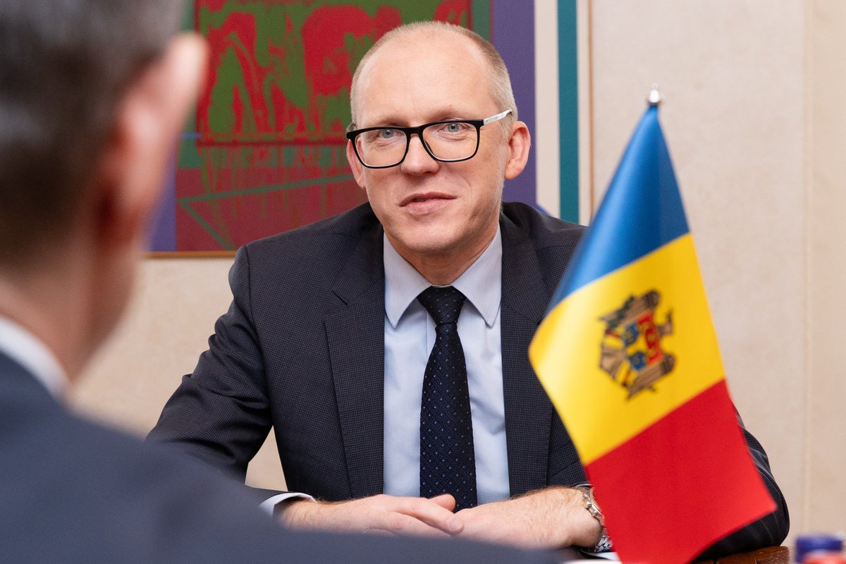 State Secretary @andrispelss meets Moldovan Defence Minister Anatolie Nosatîi & noting its resilience in the face of Russia’s hybrid attacks, emphasises 🇱🇻 support for 🇲🇩’s path toward 🇪🇺, implemented reforms, and strengthening of security & resilience. ➡️mfa.gov.lv/en/article/sta…